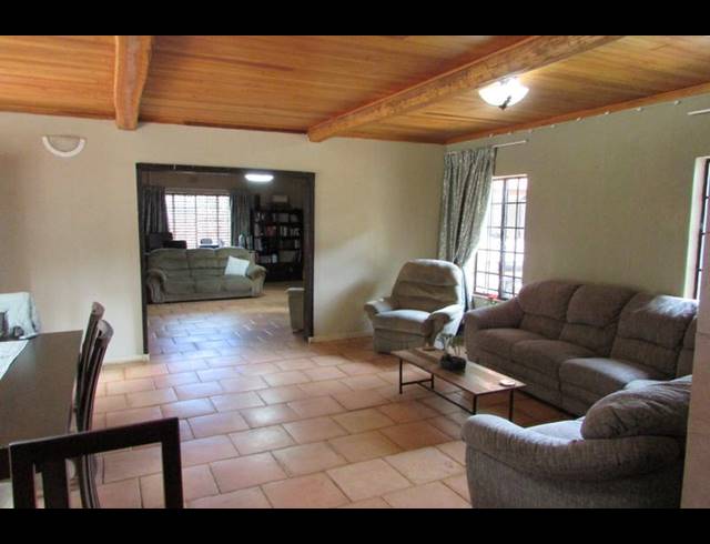 3 BEDROOM HOUSE FOR SALE IN KINGSVIEW EXT 1